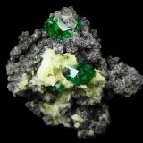 Grossular (variety chromian), Diopside, Clinochlore<br />Jeffrey Mine, Asbestos, Les Sources RCM, Estrie, Québec, Canada<br />2 cm<br /> (Author: Nunzio)