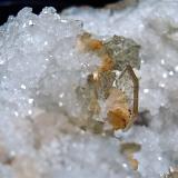 Baryte and Dolomite on QuartzAfloramientos Carretera Estatal 37, Harrodsburg, Clear Creek, Condado Monroe, Indiana, USABaryte is 2 cm (Author: Bob Harman)