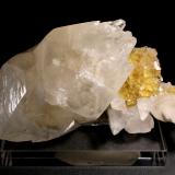 Calcita, Fluorita y DolomitaMina Moscona, El Llano, Solís, Corvera de Asturias, Comarca Avilés, Principado de Asturias (Asturias), España11 x 6 cm. (Cristal de 9 cm). (Autor: Darío Menéndez)