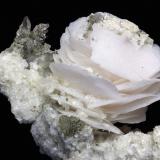 Calcita<br />Mina Yaogangxian, Yizhang, Prefectura Chenzhou, Provincia Hunan, China<br />Rosa 25x25 mm<br /> (Autor: Ramon A  Lopez Garcia)