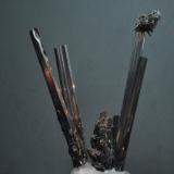 Estibnita / Estibina<br />Mina Wuning, Qingjiang, Wuning, Prefectura Jiujiang, Provincia Jiangxi, China<br />15 cm. cristal mayor<br /> (Autor: Ricardo Fimia)