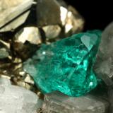 Beryl (variety emerald), Albite (variety cleavelandite), Pyrite, Calcite<br /><br />47x16x29mm, xl=4mm<br /> (Author: Fiebre Verde)