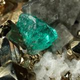 Beryl (variety emerald), Albite (variety cleavelandite), Pyrite, Calcite<br /><br />47x16x29mm, xl=4mm<br /> (Author: Fiebre Verde)