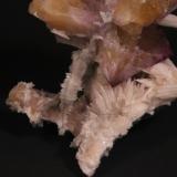 Fluorite, CalciteMina Minerva I, Grupo Ozark-Mahoning, Sub-Distrito Cave-in-Rock, Condado Hardin, Illinois, USA135 mm x 100 mm x 79 mm (Author: Don Lum)