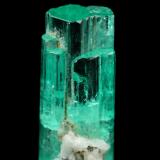 Beryl (variety emerald), Albite (variety cleavelandite), Pyrite, Calcite<br />Chivor mining district, Palo Arañado Mine, Municipio Chivor, Eastern Emerald Belt, Boyacá Department, Colombia<br />33mm<br /> (Author: Fiebre Verde)