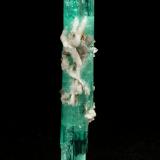 Beryl (variety emerald), Albite (variety cleavelandite), Pyrite, Calcite<br />Chivor mining district, Palo Arañado Mine, Municipio Chivor, Eastern Emerald Belt, Boyacá Department, Colombia<br />33mm<br /> (Author: Fiebre Verde)