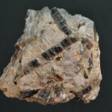 Cianita (distena) y Estaurolita<br />Alpe Sponda - Pizzo Forno, Valle Chironico, Leventina, Ticino (Tessin), Suiza<br />7 x 7 cm<br /> (Autor: Ricardo Fimia)