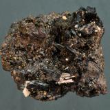 Arfvedsonita<br />Jebel Ewargizen, Imilchil, Anti-Atlas, Provincia Er Rachidia, Región Drâa-Tafilalet, Marruecos<br />7 X 4 CM<br /> (Autor: Ricardo Fimia)