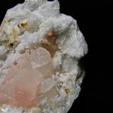 Dolomite and Calcite (variety manganese rich) on QuartzAfloramientos Carretera Estatal 37, Harrodsburg, Clear Creek, Condado Monroe, Indiana, USAgeode is 7 cm and the main calcite is 5 cm (Author: Bob Harman)