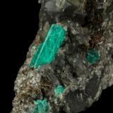 Beryl (variety emerald), Calcite, PyriteMuzo (distrito minero), Cinturón Esmeraldífero Occidental, Departamento Boyacá, Colombia43x85x85mm, xl=13mm (Author: Fiebre Verde)