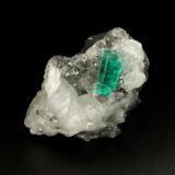 Beryl (variety emerald), Calcite, PyriteMuzo (distrito minero), Cinturón Esmeraldífero Occidental, Departamento Boyacá, Colombia40x43x40mm, xl=16mm (Author: Fiebre Verde)