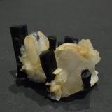Elbaita y Albita (variedad cleavelandita)<br />Stak Nala, Montes Haramosh, Distrito Skardu, Gilgit-Baltistan (Áreas del Norte), Paquistán<br />6 x 5 x 4 cm<br /> (Autor: Antonio Alcaide)