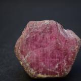 Corindón (variedad rubí)<br />Distrito Montepuez, Provincia Cabo Delgado, Mozambique<br />4 x 4 x 1,5 cm<br /> (Autor: Antonio Alcaide)