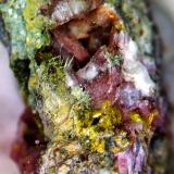 Clinozoisita y Pumpellyita.<br />Cantera Los Arenales, Monte La Rocha de Piquer, Torás, Comarca Alto Palancia, Castellón / Castelló, Comunidad Valenciana / Comunitat Valenciana, España<br />20x6 mm.<br /> (Autor: Jesus Franquesa Baucells)
