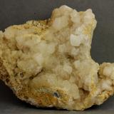 CalcitaCantera Carija, Cerro de Carija, Mérida, Comarca 	Tierra de Mérida - Vegas Bajas, Badajoz, Extremadura, España88x68x23 mm (Autor: Juan Espino)