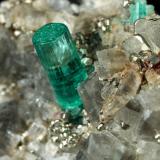 Beryl (variety emerald), Albite (variety cleavelandite), Pyrite, Calcite<br />Chivor mining district, Manantial Mine, Municipio Chivor, Eastern Emerald Belt, Boyacá Department, Colombia<br />44x23x24mm, main xl=8mm<br /> (Author: Fiebre Verde)