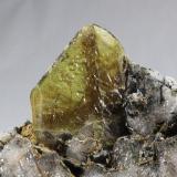 Titanite, RiebeckiteMonte Zagi, Hameed Abad Kafoor Dheri, Peshawar, Jaiber Pastunjuá, Paquistán97mm x 60mm x 62mm (Author: Don Lum)