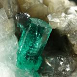 Beryl (variety emerald), Calcite, PyriteMuzo (distrito minero), Cinturón Esmeraldífero Occidental, Departamento Boyacá, Colombia27x37x35mm, main xl=7mm (Author: Fiebre Verde)