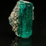 Beryl (variety emerald), Dolomite, Pyrite<br />Chivor mining district, Municipio Chivor, Eastern Emerald Belt, Boyacá Department, Colombia<br />xl=19x8mm<br /> (Author: Fiebre Verde)