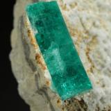 Beryl (variety emerald), Albite (variety cleavelandite)<br />Gachalá mining district, Municipio Gachalá, Eastern Emerald Belt, Cundinamarca Department, Colombia<br />86x49x11mm, xls=14 & 12mm<br /> (Author: Fiebre Verde)