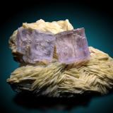 Fluorita y Barita<br />Zona minera de Berbes, Berbes, Ribadesella, Comarca Oriente, Principado de Asturias (Asturias), España<br />14x9 cm, cristales de hasta 35 mm de arista<br /> (Autor: Raul Vancouver)