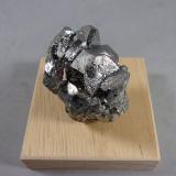 Nickelskutterudita<br />Pozo 336, Galería Neiwa, -240 metros, Alberoda, Distrito Schlema-Hartenstein, Erzgebirgskreis, Sajonia/Sachsen, Alemania<br />4,2 x 3,5 x 2,3 cm.<br /> (Autor: J. G. Alcolea)