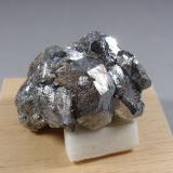 Nickelskutterudita<br />Pozo 336, Galería Neiwa, -240 metros, Alberoda, Distrito Schlema-Hartenstein, Erzgebirgskreis, Sajonia/Sachsen, Alemania<br />4,2 x 3,5 x 2,3 cm.<br /> (Autor: J. G. Alcolea)