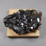 Magnetita<br />Cerro Huañaquino, Paco Grande, Provincia Tomás Frías, Departamento Potosí, Bolivia<br />10 x 6,5 x 4 cm.<br /> (Autor: J. G. Alcolea)