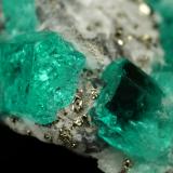 Beryl (variety emerald), Albite (variety cleavelandite), Calcite, Pyrite<br />Chivor mining district, Municipio Chivor, Eastern Emerald Belt, Boyacá Department, Colombia<br />24x26x12mm, largest xl=14mm<br /> (Author: Fiebre Verde)