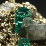 Beryl (variety emerald), Albite (variety cleavelandite), Calcite, Pyrite<br />Chivor mining district, Palo Arañado Mine, Municipio Chivor, Eastern Emerald Belt, Boyacá Department, Colombia<br />18x25x12mm, xls=4 & 3mm<br /> (Author: Fiebre Verde)