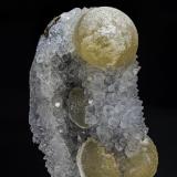 Fluorite, Quartz<br />Mahodari, Nashik District (Nasik), Maharashtra, India<br />7.9 x 4.9 cm<br /> (Author: am mizunaka)