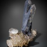 Quartz on Calcite<br />Huanggang Mines, Hexigten Banner (Kèshíkèténg Qí), Chifeng (Ulanhad), Inner Mongolia Autonomous Region, China<br />94 x 65 mm<br /> (Author: Manuel Mesa)