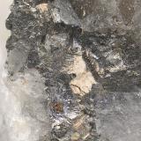 Bismuto<br />Permiso de Investigación Nicolasita, Hortales, Dos Torres, Comarca Los Pedroches, Córdoba, Andalucía, España<br />Campo de visión de 10 mm<br /> (Autor: Antonio Carmona)