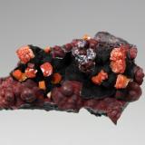 Vanadinite, GoethiteTaouz, Provincia Er Rachidia, Región Drâa-Tafilalet, Marruecos75mm x 46mm x 32mm (Author: Don Lum)