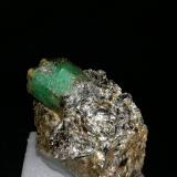 Berilo (variedad esmeralda) y Flogopita<br />Yacimiento de Esmeraldas, A Franqueira, A Cañiza, Comarca Paradanta, Pontevedra, Galicia / Galiza, España<br />Cristal de unos 2cm<br /> (Autor: srm13151)