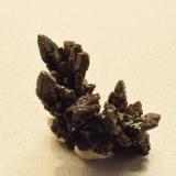 Descloizita<br />Berg Aukas, Distrito Grootfontein, Región Otjozondjupa, Namibia<br />6 x 3,5 x 3 cm<br /> (Autor: Antonio Alcaide)