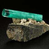 Beryl (variety emerald), Albite (variety cleavelandite), Pyrite<br />Chivor mining district, Palo Arañado Mine, Municipio Chivor, Eastern Emerald Belt, Boyacá Department, Colombia<br />crystal=45mm<br /> (Author: Fiebre Verde)