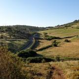 En la parte izquierda superior puede observarse un trocito del residencial Universidad y detrás del cerro que se ve justo al lado, a la izquierda de la carretera debe encontrarse el cerro que indica Inma. La foto está tomada desde la parte baja del cerro de la Butrera. (Autor: Cristalino)