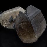 Quartz (variety smoky quartz), Microcline, Muscovite<br />Tanakami-yama (Tanokami-yama), Otsu City, Shiga Prefecture, Kinki Region, Honshu Island, Japan<br />5.0 x 3.6 cm<br /> (Author: am mizunaka)