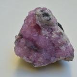 Calcita (variedad calcita cobaltífera)<br />Distrito minero Bou Azzer, Región Drâa-Tafilalet, Marruecos<br />7 x 5 x 4,5 cm<br /> (Autor: Antonio Alcaide)
