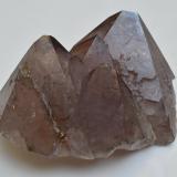 Cuarzo (variedad amatista)<br />Cantera del Vértice, Cerro Vértice, Villaviciosa de Córdoba, Comarca Valle del Guadiato, Córdoba, Andalucía, España<br />9,5 x 6 x 5 cm<br /> (Autor: Antonio Alcaide)