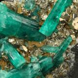 Beryl (variety emerald), Albite (variety cleavelandite), Pyrite<br />Chivor mining district, El Oriente Mine, Municipio Chivor, Eastern Emerald Belt, Boyacá Department, Colombia<br />110x54x20mm, largest xl=30mm<br /> (Author: Fiebre Verde)