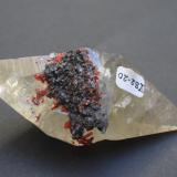 Calcita y Rejalgar<br />Mina Jiepaiyu (Mina Shimen), Shimen County, Prefectura Changde, Hunan, China<br />8 x 4 x 3 cm<br /> (Autor: Antonio Alcaide)