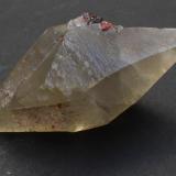 Calcita y Rejalgar<br />Mina Jiepaiyu (Mina Shimen), Shimen County, Prefectura Changde, Hunan, China<br />8 x 4 x 3 cm<br /> (Autor: Antonio Alcaide)