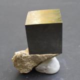 Pirita<br />Mina Ampliación a Victoria, Sierra de Alcarama, Navajún, Comarca Cervera, La Rioja, España<br />6 x 5 x 3 cm<br /> (Autor: Antonio Alcaide)