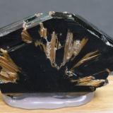 Hematites y Rutilo<br />Novo Horizonte, Bahia, Región Nordeste, Brasil<br />6 x 4 x 1,2 cm<br /> (Autor: Antonio Alcaide)