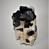 Arfvedsonite and microcline<br />Mount Malosa, Zomba District, Malawi<br />55mm 40mm x 40mm<br /> (Author: Philippe Durand)