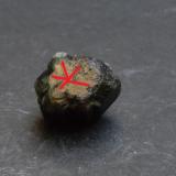 Crisoberilo (variedad alejandrita)<br />Mina Novello, Masvingo (Fort Victoria), Distrito Masvingo, Provincia Masvingo, Zimbabwe<br />2,5 x 1,5 x 1,5 cm<br /> (Autor: Antonio Alcaide)