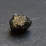 Crisoberilo (variedad alejandrita)<br />Mina Novello, Masvingo (Fort Victoria), Distrito Masvingo, Provincia Masvingo, Zimbabwe<br />2,5 x 1,5 x 1,5 cm<br /> (Autor: Antonio Alcaide)