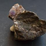 Cuarzo (variedad amatista)<br />Cantera Oficarsa, Cerro de las Culebras, Carchelejo, Cárcheles, Comarca Sierra Mágina, Jaén, Andalucía, España<br />6 x 5,5 x 4 cm<br /> (Autor: Antonio Alcaide)